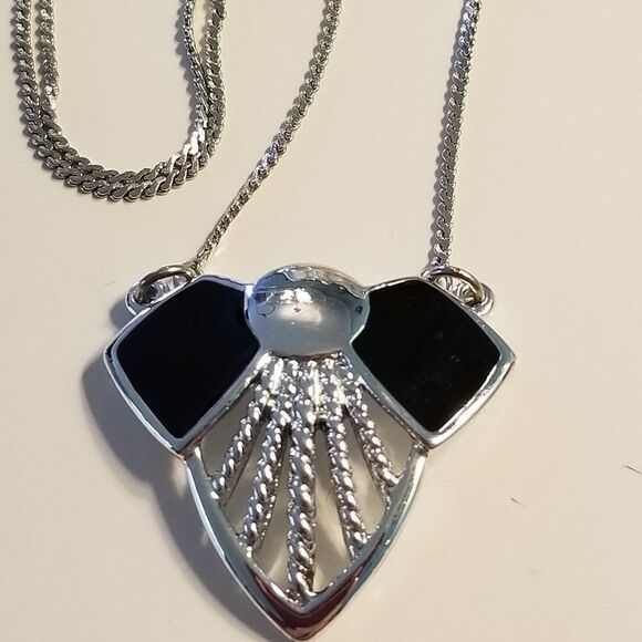 Jewelry - Silvertone black enamel necklace